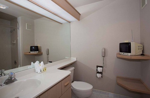 Parkrose House | GROUP ESCAPE! TWO COMFY UNITS, POOL, PARKING