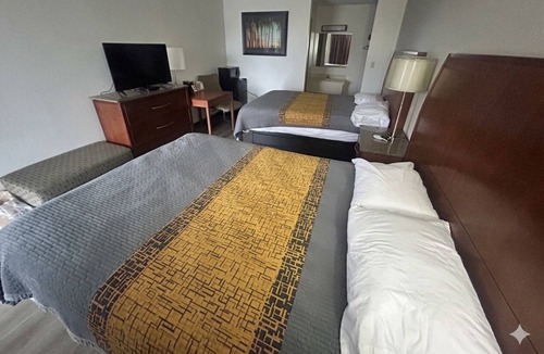 Greenville Hotel | Group & Family Friendly Stay by I-70 Exit w/Free Parking!