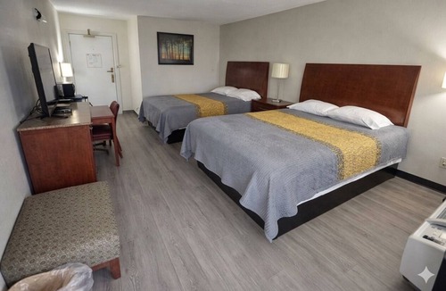 Greenville Hotel | Group & Family Friendly Stay by I-70 Exit w/Free Parking!
