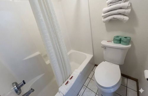 Greenville Hotel | Group & Family Friendly Stay by I-70 Exit w/Free Parking!