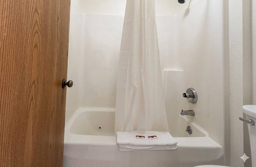 Greenville Hotel | Group & Family Friendly Stay by I-70 Exit w/Free Parking!