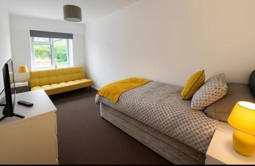 Milton Keynes Apartment | Group & Family Stay central MK