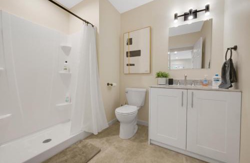 Maple Hill House | Group-Friendly 10BR Townhouse, Best Area in Bloomfield