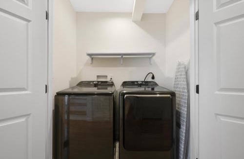 Maple Hill House | Group-Friendly 10BR Townhouse, Best Area in Bloomfield