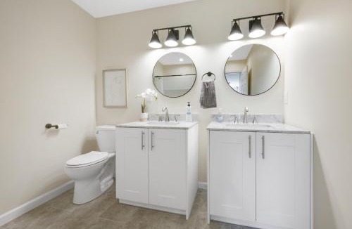 Maple Hill House | Group-Friendly 10BR Townhouse, Best Area in Bloomfield