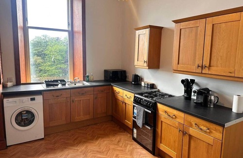 Glasgow Westend Apartment | Group-Friendly 2BR by Uni & Park – Sleeps 7