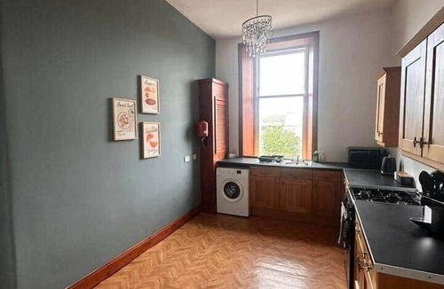 Glasgow Westend Apartment | Group-Friendly 2BR by Uni & Park – Sleeps 7