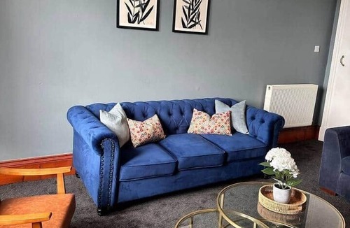 Glasgow Westend Apartment | Group-Friendly 2BR by Uni & Park – Sleeps 7