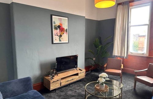 Glasgow Westend Apartment | Group-Friendly 2BR by Uni & Park – Sleeps 7