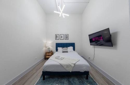 Near South Side Apartment | Group-Friendly 5BR Suite Sleeps 12 with Billiards, Optional Parking and Gym Access Near McCormick Place and Soldier Field
