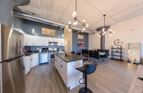 Near South Side Apartment | Group-Friendly 5BR Suite Sleeps 12 with Billiards, Optional Parking and Gym Access Near McCormick Place and Soldier Field