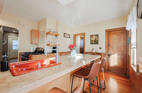 High Street Hill House | Group-Friendly 6BR House Close to Everything