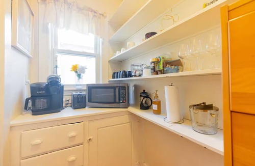 High Street Hill House | Group-Friendly 6BR House Close to Everything