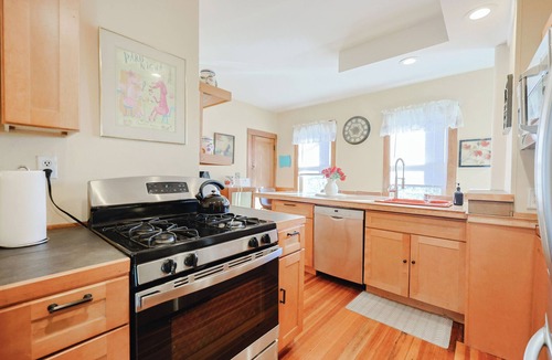 High Street Hill House | Group-Friendly 6BR House Close to Everything