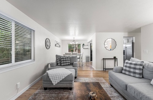 Castle Rock House | Group Friendly Castle Rock Retreat | Sleeps 13 | Games, BBQ & Patio