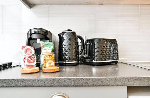 Ealing Apartment | Group-Friendly Apt |Steps toTube Station -Shops