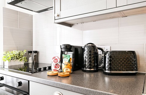 Ealing Apartment | Group-Friendly Apt |Steps toTube Station -Shops