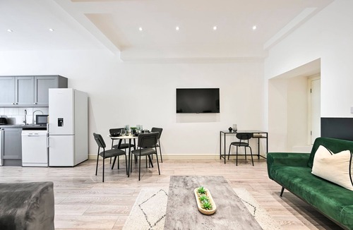 Ealing Apartment | Group-Friendly Apt |Steps toTube Station -Shops