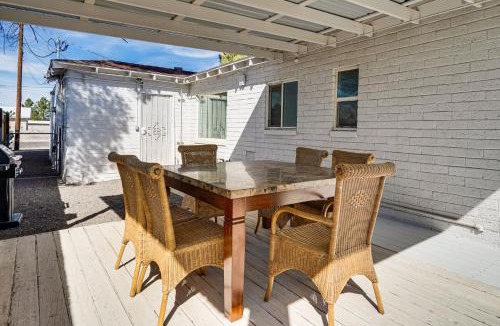 Safford House | Group-Friendly Oasis Near Roper Lake State Park!