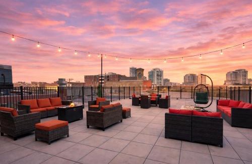 Near South Side Apartment | Group Friendly Spacious 3BR Suite with Optional Parking and Gym Access Sleeps 10 Guest Near McCormick Place and Soldier Field