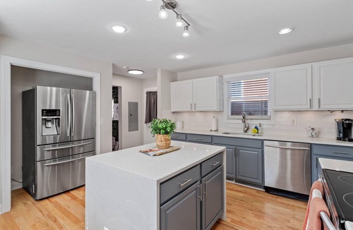 Downtown House | Group-Friendly Stay | Sleeps 17+ | Walk to City