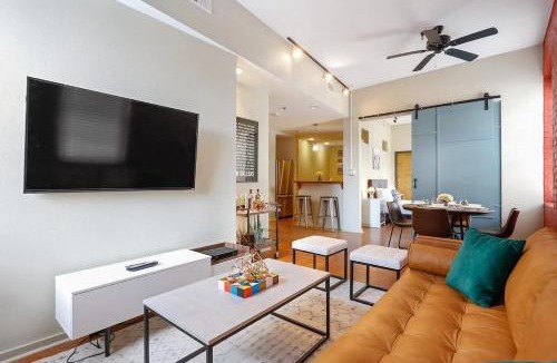 Arts/Warehouse District Apartment | Group Getaway - 2 Modern 3BR-2BA Warehouse Flats - 6 Bedrooms & 4 Baths Total
