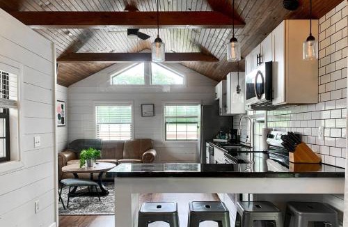 Marion House | Group Getaway 3 Modern Cabins by Lake of Egypt