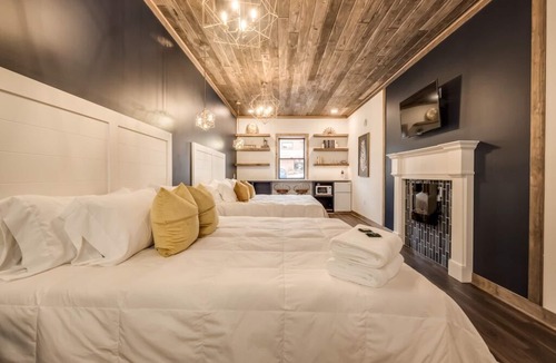 Prescott Hotel | Group Getaway | Downtown | Riverfront Stay