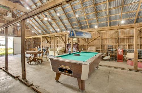 Frederick House | Group Getaway in Historic Barn: 3 Mi to Rushville