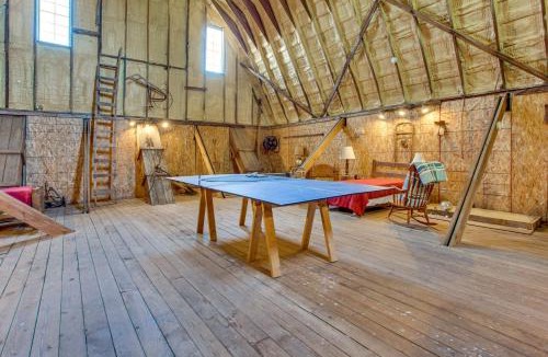 Frederick House | Group Getaway in Historic Barn: 3 Mi to Rushville