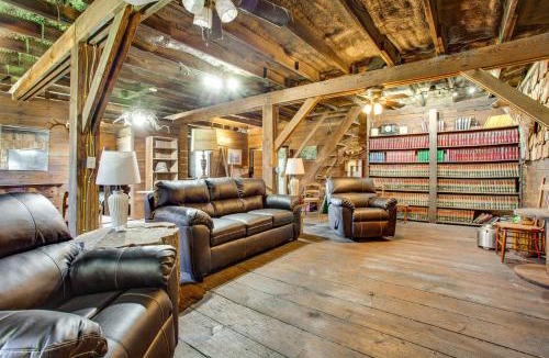 Frederick House | Group Getaway in Historic Barn: 3 Mi to Rushville