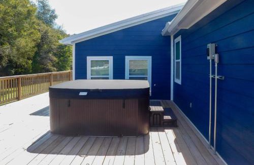Fayetteville House | Group Getaway: Lakefront Retreat in Fayetteville!