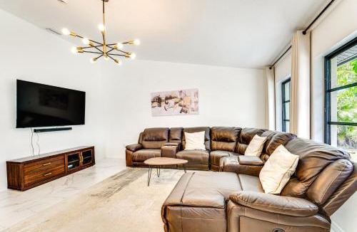 Charlotte County House | Group Getaway: Luxe Lakeside Gem in Port Charlotte