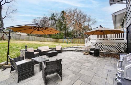 White Oak House | Group Getaway! Modern Silver Spring Home with Yard