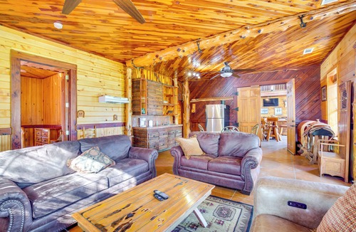 Quinlan House | Group Getaway! Multi-Level Lodge on Lake Tawakoni