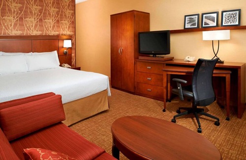 Auburn Hills Hotel | Group Getaway! THREE Relaxing Units, Pet-friendly, Indoor Swimming Pool!