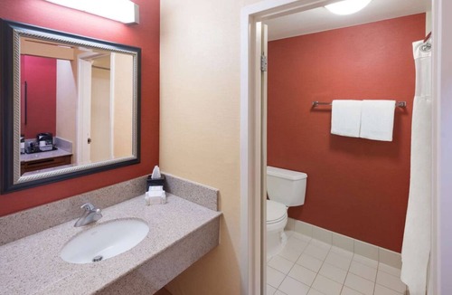 Auburn Hills Hotel | Group Getaway! THREE Relaxing Units, Pet-friendly, Indoor Swimming Pool!