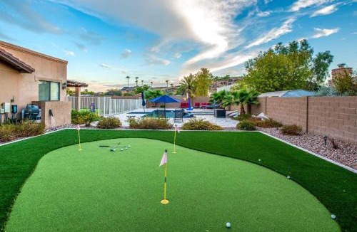 Saddleback Hills House | Group Getaway w/Pool & Putting Green in Glendale