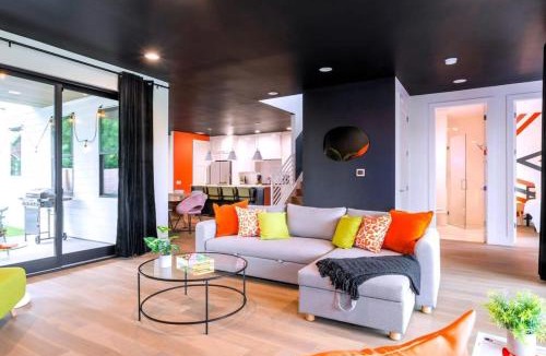 Chestnut House | Group Getaway with Chess Garden and Firepit