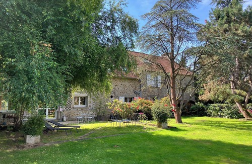 Villeneuve-sur-Bellot House | Group gite in a bucolic family setting 1H15 from Paris.
