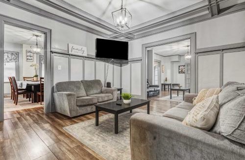 Downtown Niagara Falls House | Group HQ, 9BR Near Falls, Casino & Attractions
