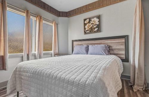 Downtown Niagara Falls House | Group HQ, 9BR Near Falls, Casino & Attractions