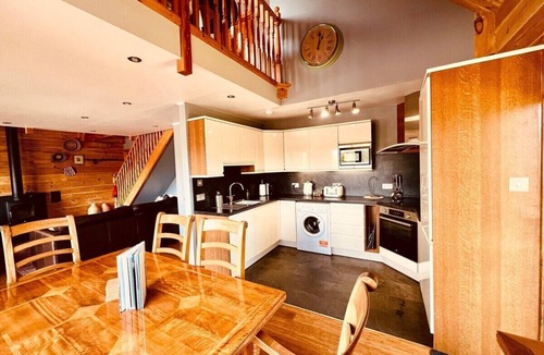 Foyers Cabin | Group lodge with hot tub and fire pit