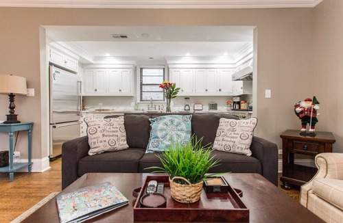 Old Town Triangle House | GROUP LUX in Old Town 4bd/3ba (+Rooftop/Parking)