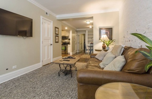 Old Town Triangle House | GROUP LUX in Old Town 4bd/3ba (+Rooftop/Parking)