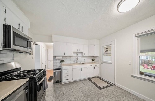 Grandview Heights House | Group Ready 4BR near OSU w/Fire Pit & Wet Bar