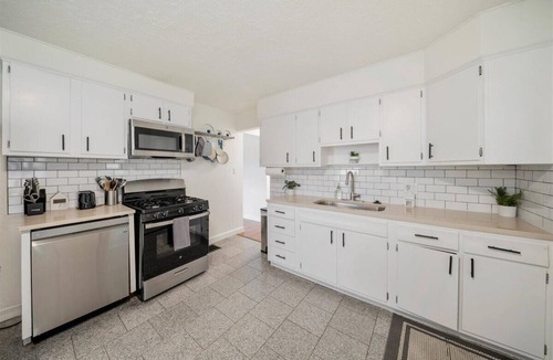 Grandview Heights House | Group Ready 4BR near OSU w/Fire Pit & Wet Bar