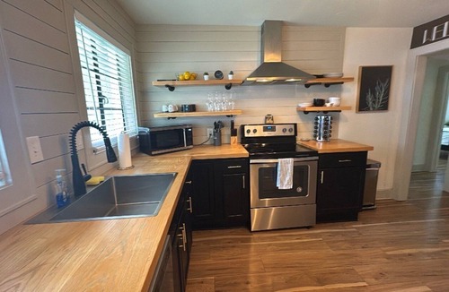 West End Cottage | Group-ready West End Duplex - Save Big Midweek