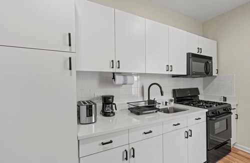 North Bergen Apartment | Group Retreat for 10 - 15Min to NYC, FIFA, Mall, FREE Parking