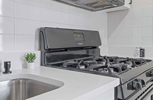 North Bergen Apartment | Group Retreat for 10 - 15Min to NYC, FIFA, Mall, FREE Parking